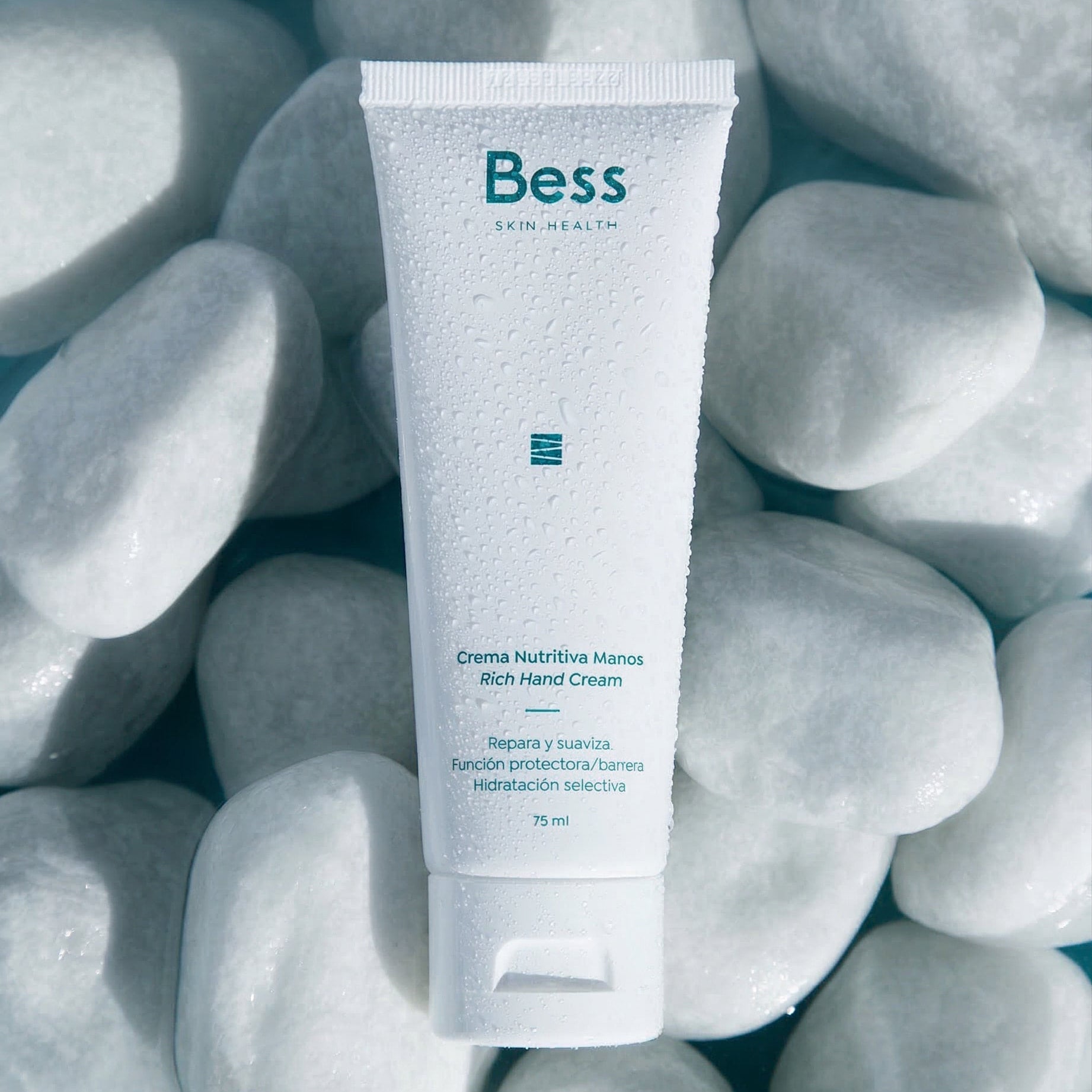 Una crema de manos que ofrece una hidratación efectiva y duradera a la vez que protege y repara las partes más dañadas de la piel de las manos, dejándola mucho más lisa y suave.