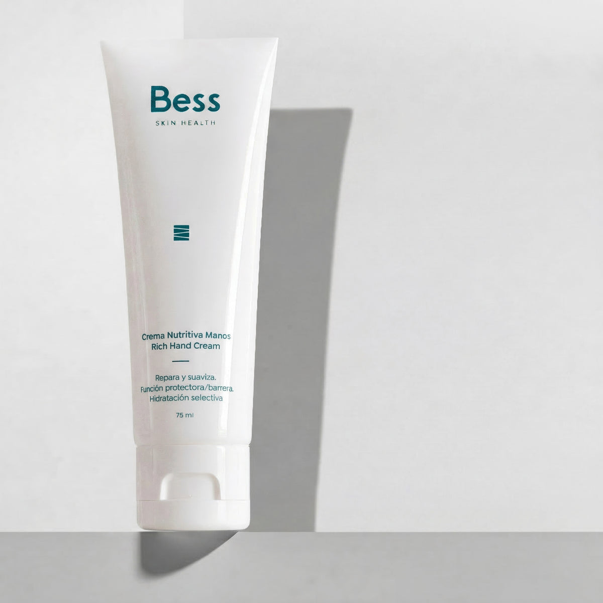 Una crema de manos que ofrece una hidratación efectiva y duradera a la vez que protege y repara las partes más dañadas de la piel de las manos, dejándola mucho más lisa y suave.