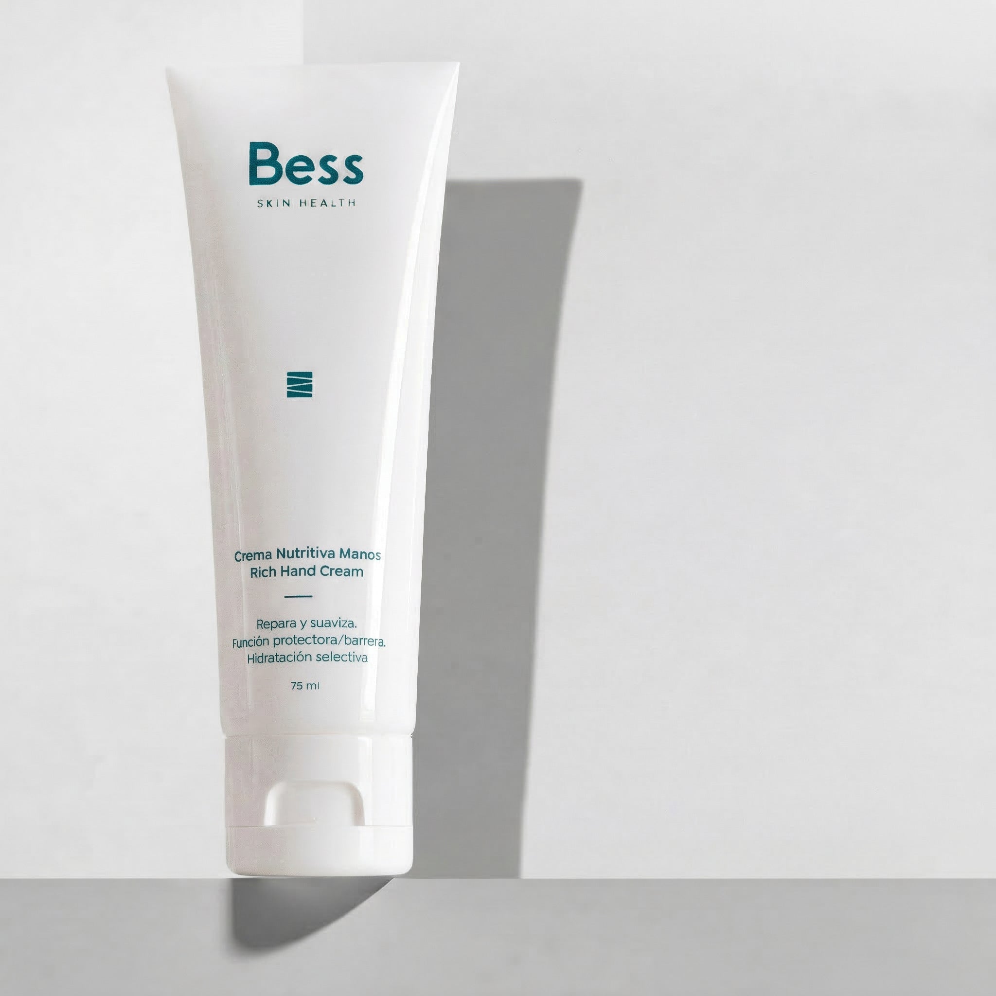 Una crema de manos que ofrece una hidratación efectiva y duradera a la vez que protege y repara las partes más dañadas de la piel de las manos, dejándola mucho más lisa y suave.