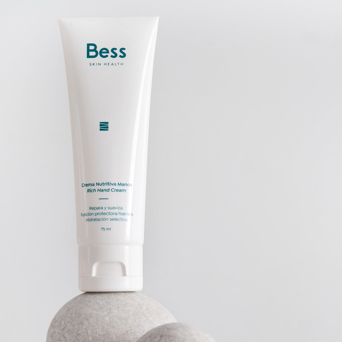 Una crema de manos que ofrece una hidratación efectiva y duradera a la vez que protege y repara las partes más dañadas de la piel de las manos, dejándola mucho más lisa y suave.