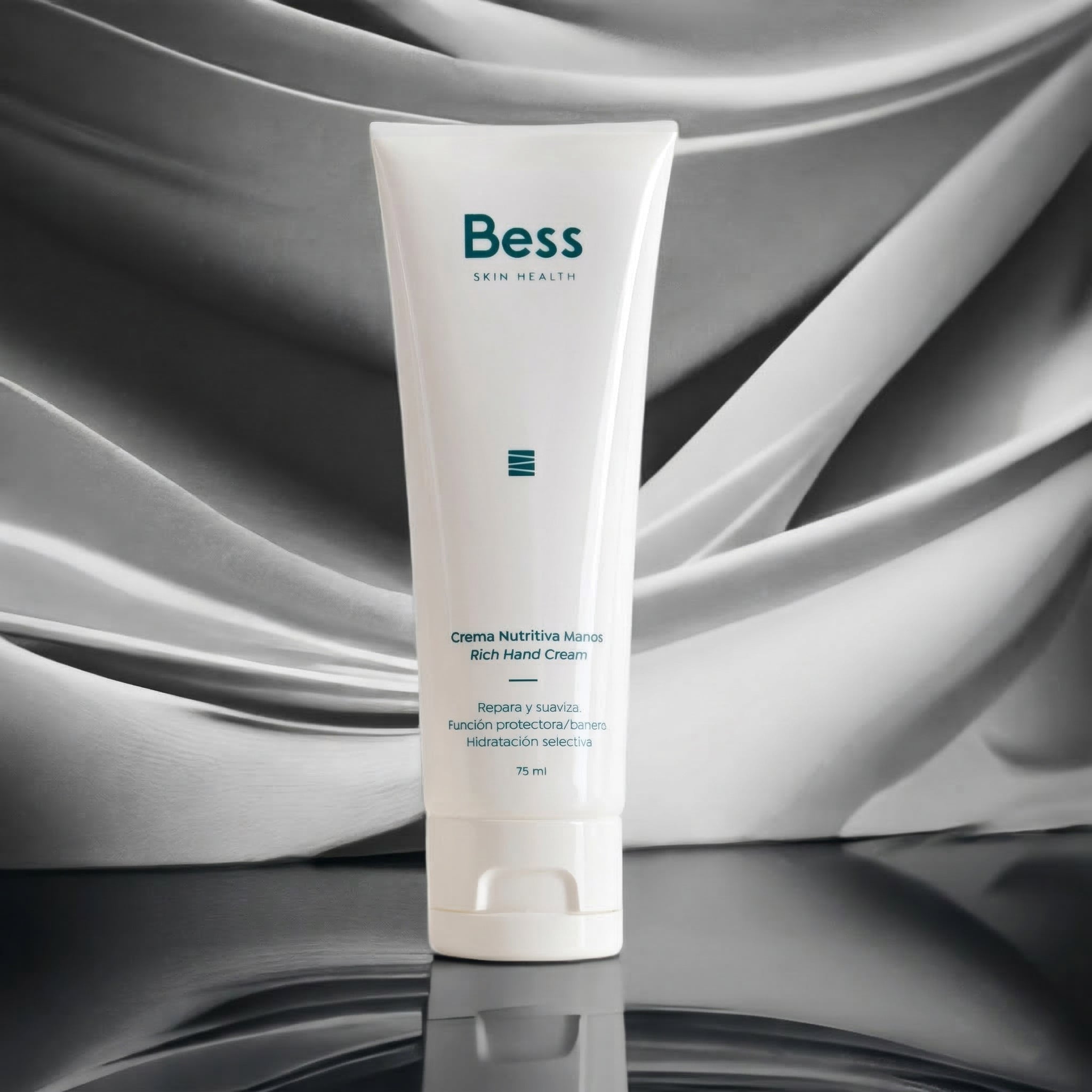 Una crema de manos que ofrece una hidratación efectiva y duradera a la vez que protege y repara las partes más dañadas de la piel de las manos, dejándola mucho más lisa y suave.