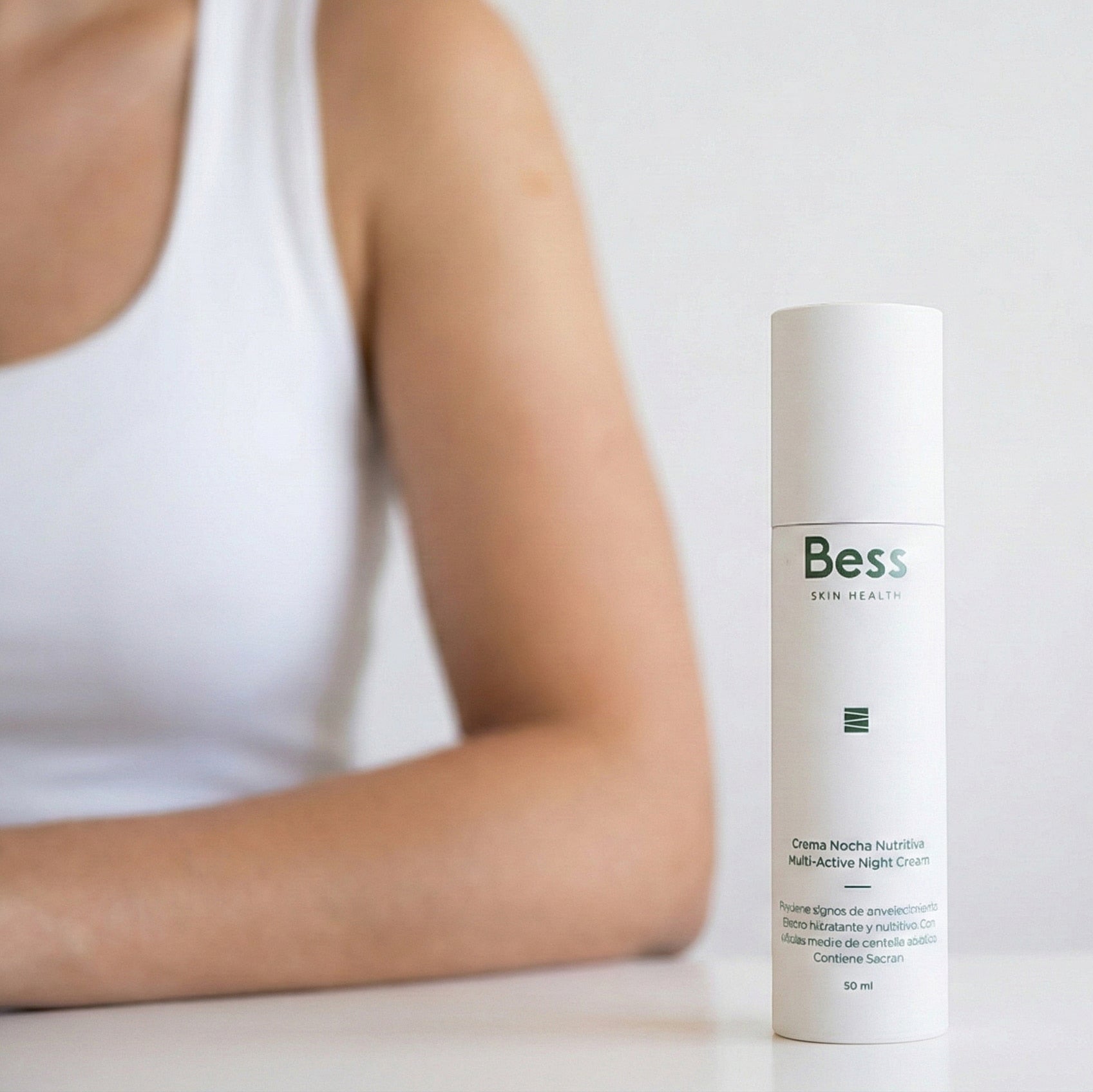 Crema de noche nutritiva que reduce los signos de envejecimiento. Efecto hidratante y nutritivo. Con ingredientes antioxidantes como las células madre, sabrán, y la combinación sinergica de vitamina c, e y acido ferúlico.