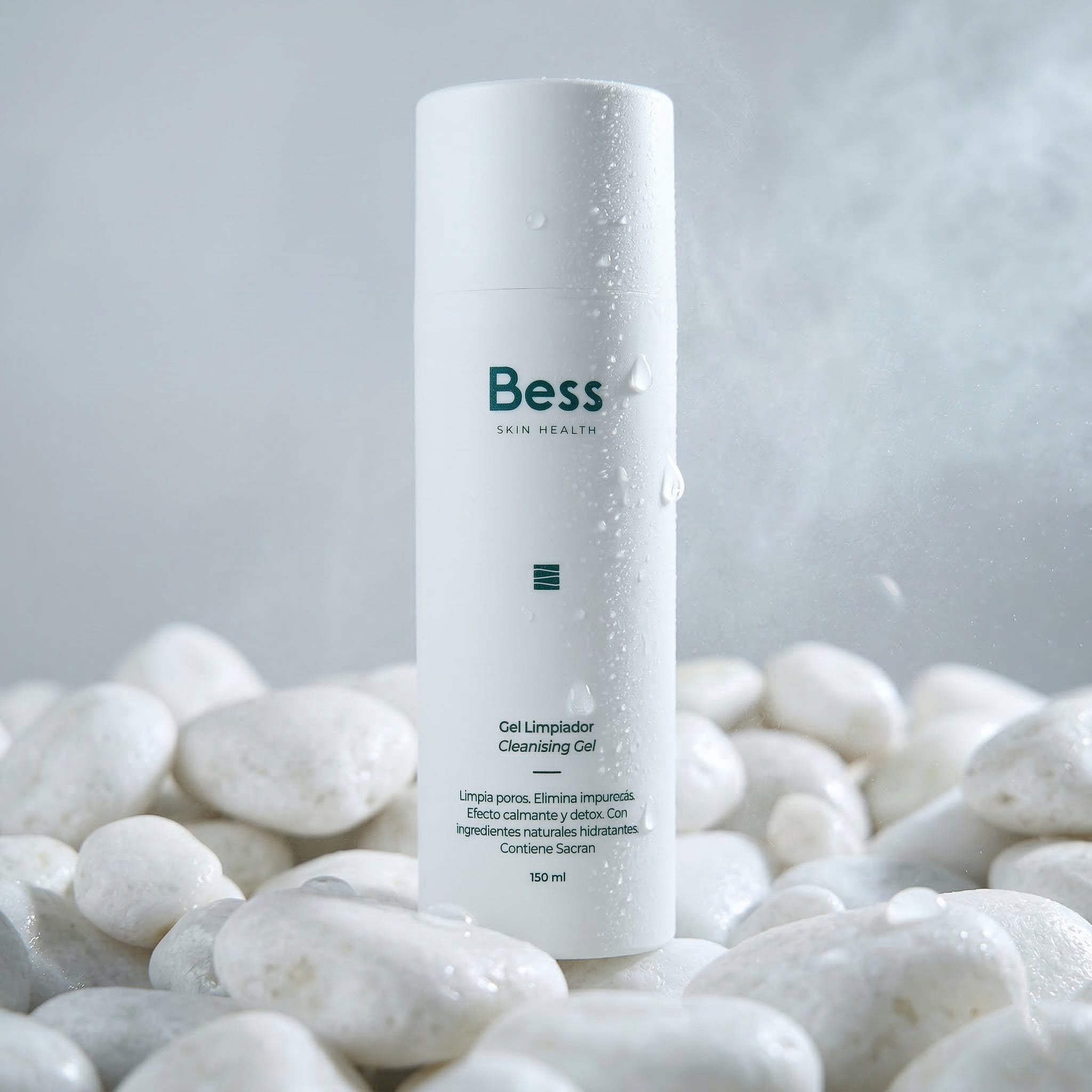 Gel limpiador que genera una fina espuma que elimina suavemente las impurezas de la piel, los restos del maquillaje y la suciedad o las partículas de polución acumuladas a lo largo del día.