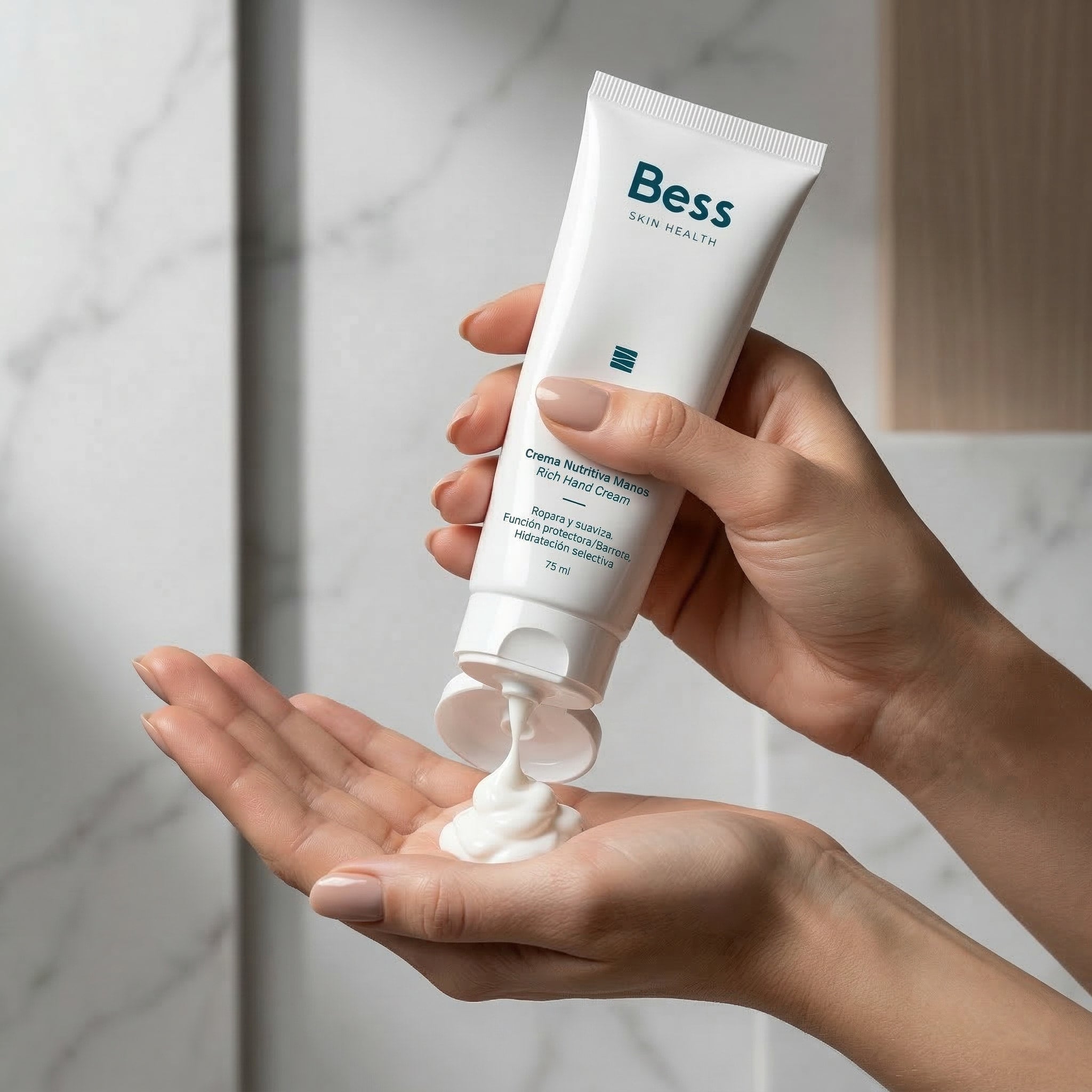 Una crema de manos que ofrece una hidratación efectiva y duradera a la vez que protege y repara las partes más dañadas de la piel de las manos, dejándola mucho más lisa y suave.