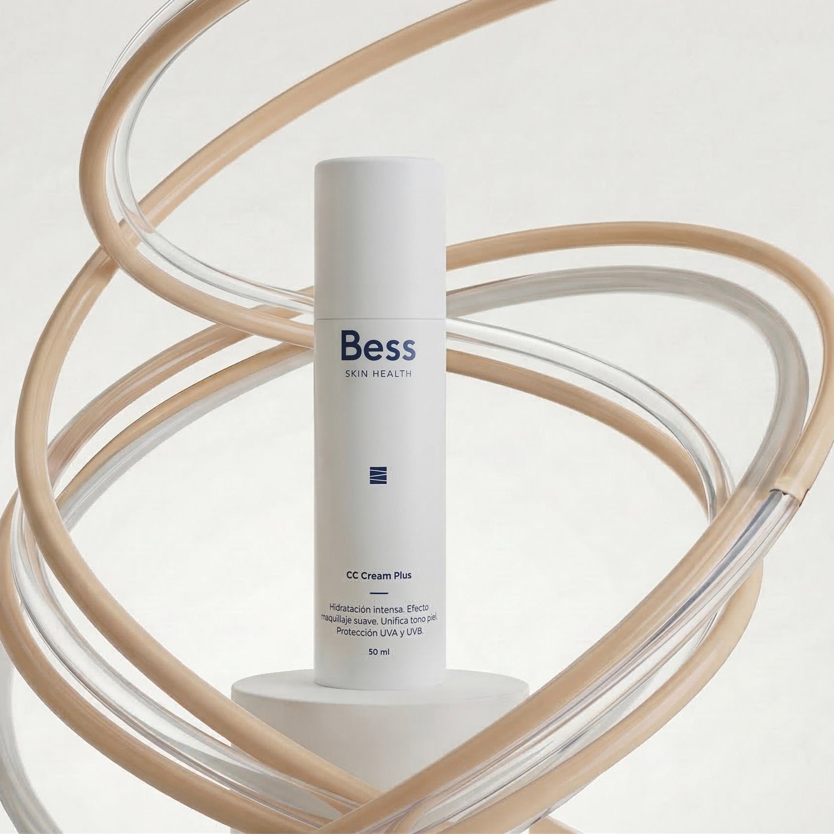 CC Cream es una crema hidratante con color, que aporta una hidratación intensa en la piel. Tiene un efecto maquillaje suave que da un color muy favorecedor a la piel. Unifica el tono y tiene protección UVA y UVB.