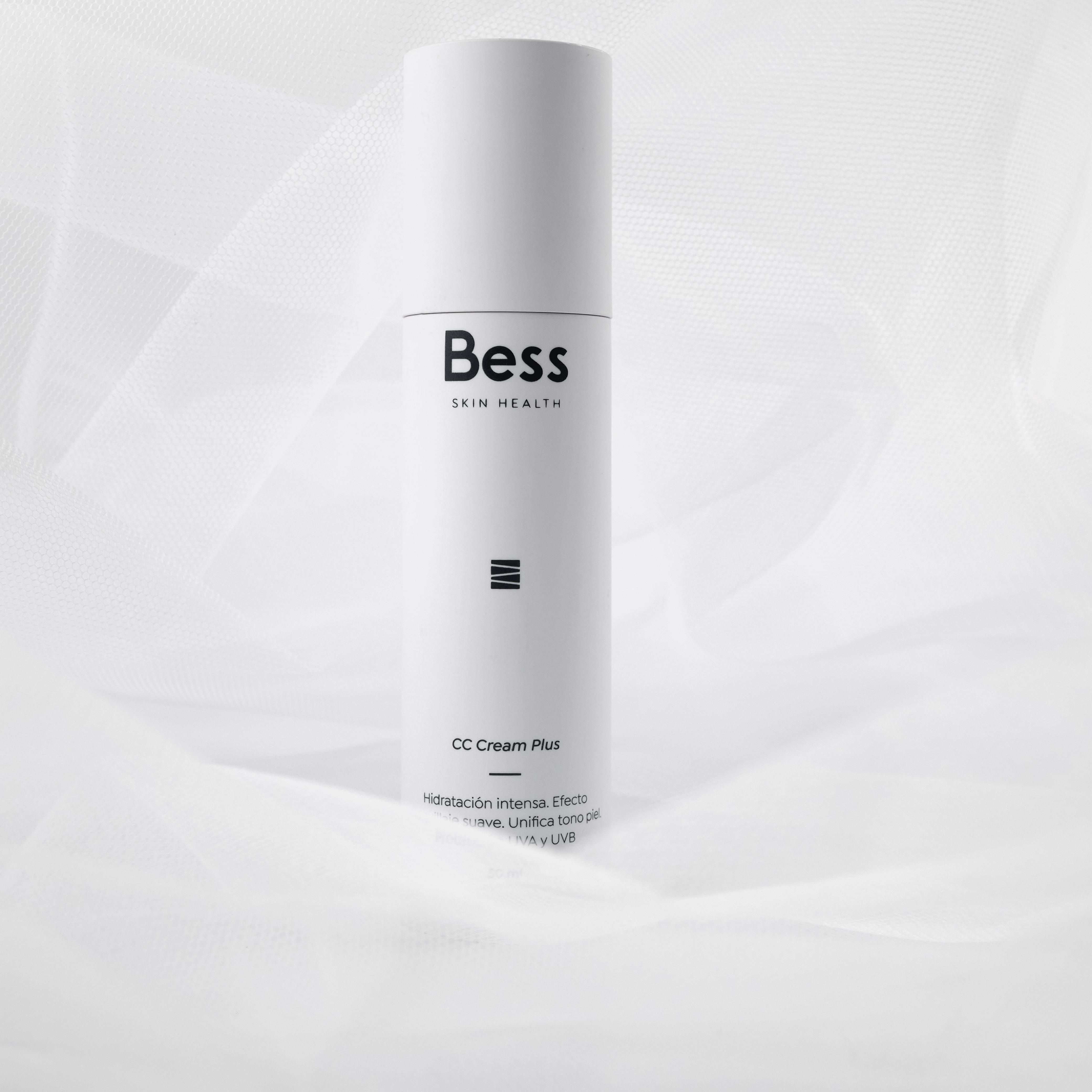 CC Cream es una crema hidratante con color, que aporta una hidratación intensa en la piel. Tiene un efecto maquillaje suave que da un color muy favorecedor a la piel. Unifica el tono y tiene protección UVA y UVB.