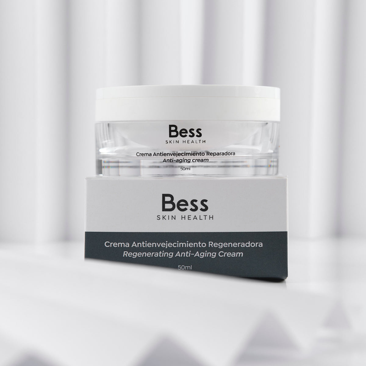 Crema de noche de Efecto Antiaging Global, con principios activos de máxima eficacia demostrada para combatir los signos de envejecimiento de las pieles más maduras.
