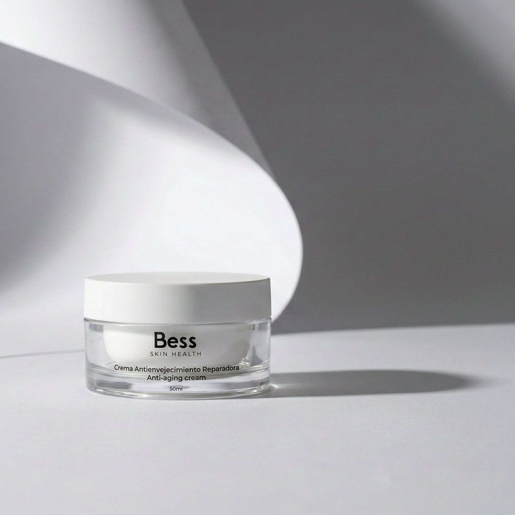 Crema de noche de Efecto Antiaging Global, con principios activos de máxima eficacia demostrada para combatir los signos de envejecimiento de las pieles más maduras.
