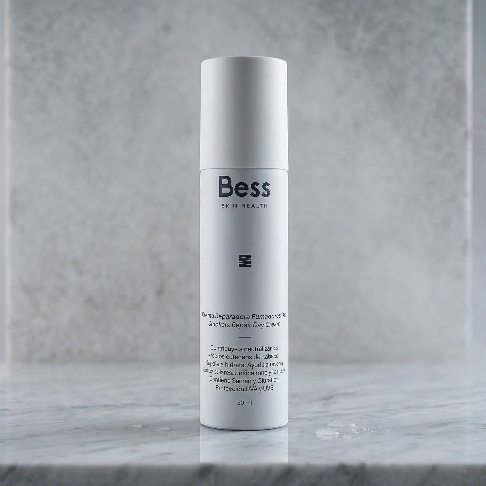 Crema de día que contribuye a neutralizar los efectos cutáneos del tabaco y la contaminación en la piel. Repara e hidrata. Ayuda a revertir daños solares. Unifica tono y textura. Protección UVA y UVB