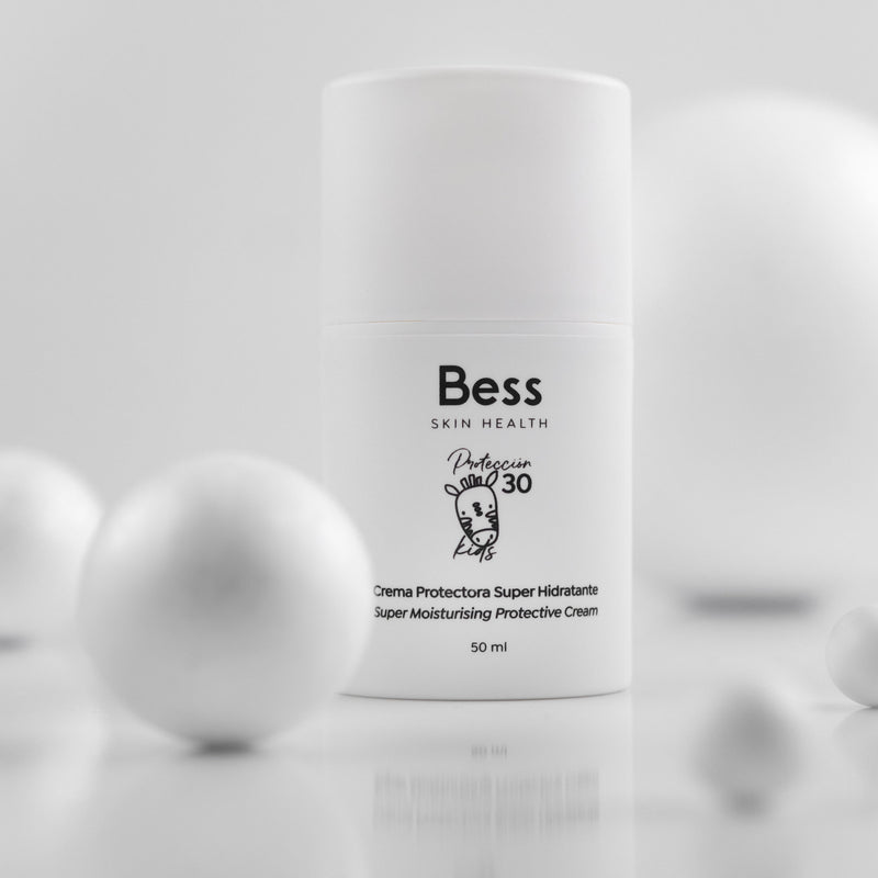 Crema superhidratante protectora para niños. Contiene ingredientes emolientes, humectantes y protectores para mantener la hidratación de la piel de los más pequeños. Protege frente al sol al tener filtros minerales (no químicos). Muy adecuada para pieles sensibles o que sufren algún proceso inflamatorio cono una dermatitis