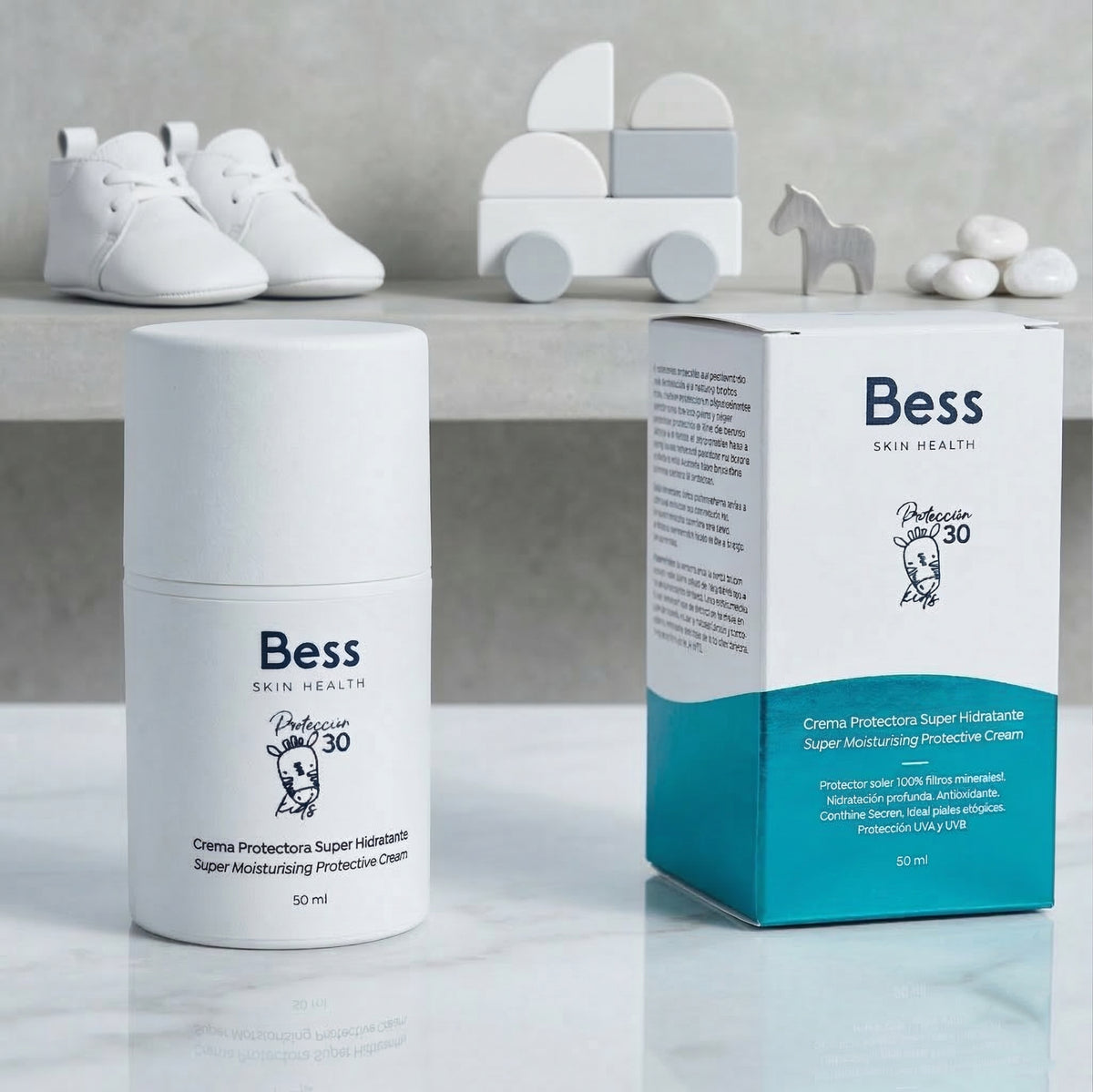 Crema superhidratante protectora para niños. Contiene ingredientes emolientes, humectantes y protectores para mantener la hidratación de la piel de los más pequeños. Protege frente al sol al tener filtros minerales (no químicos). Muy adecuada para pieles sensibles o que sufren algún proceso inflamatorio cono una dermatitis
