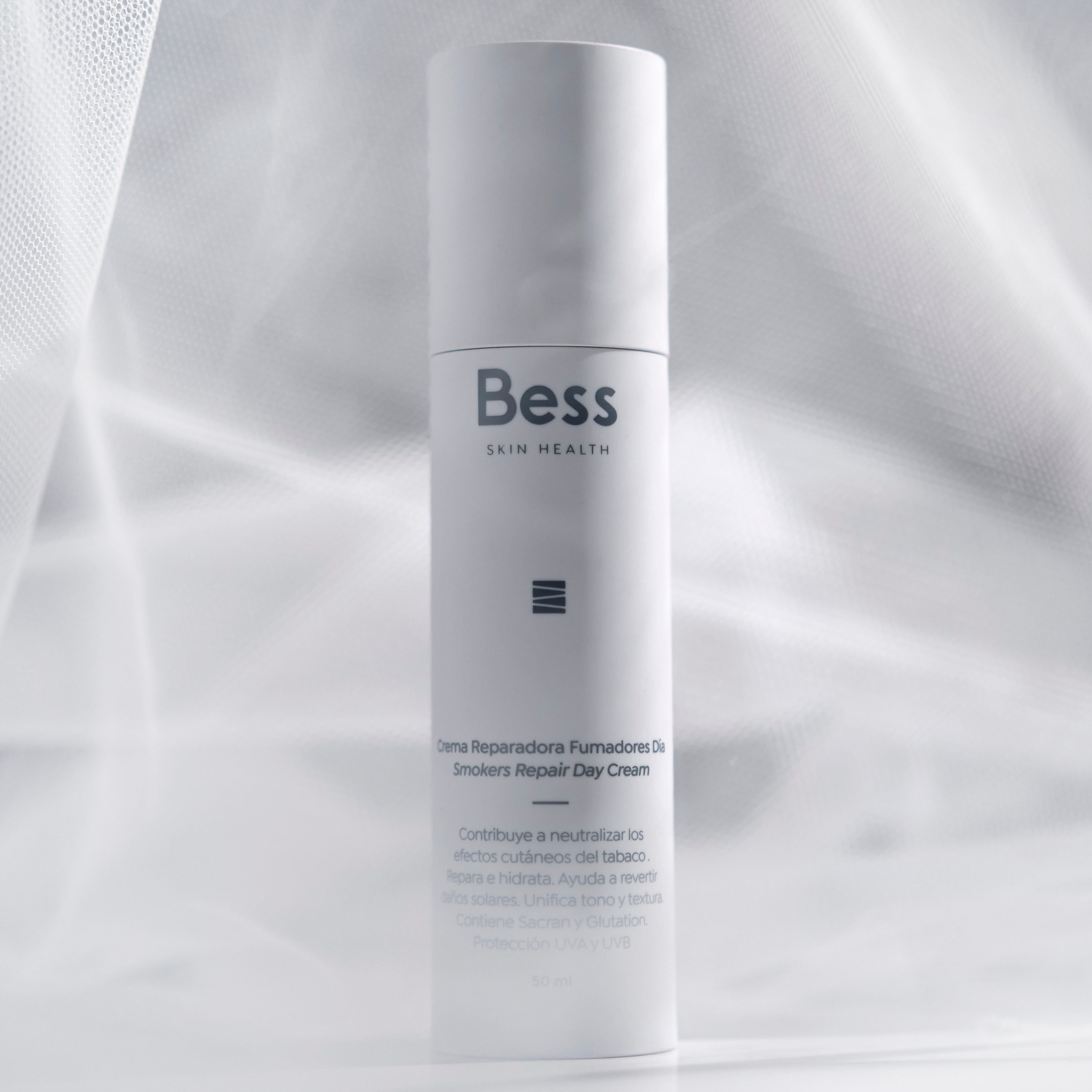 Crema de día que contribuye a neutralizar los efectos cutáneos del tabaco y la contaminación en la piel. Repara e hidrata. Ayuda a revertir daños solares. Unifica tono y textura. Protección UVA y UVB