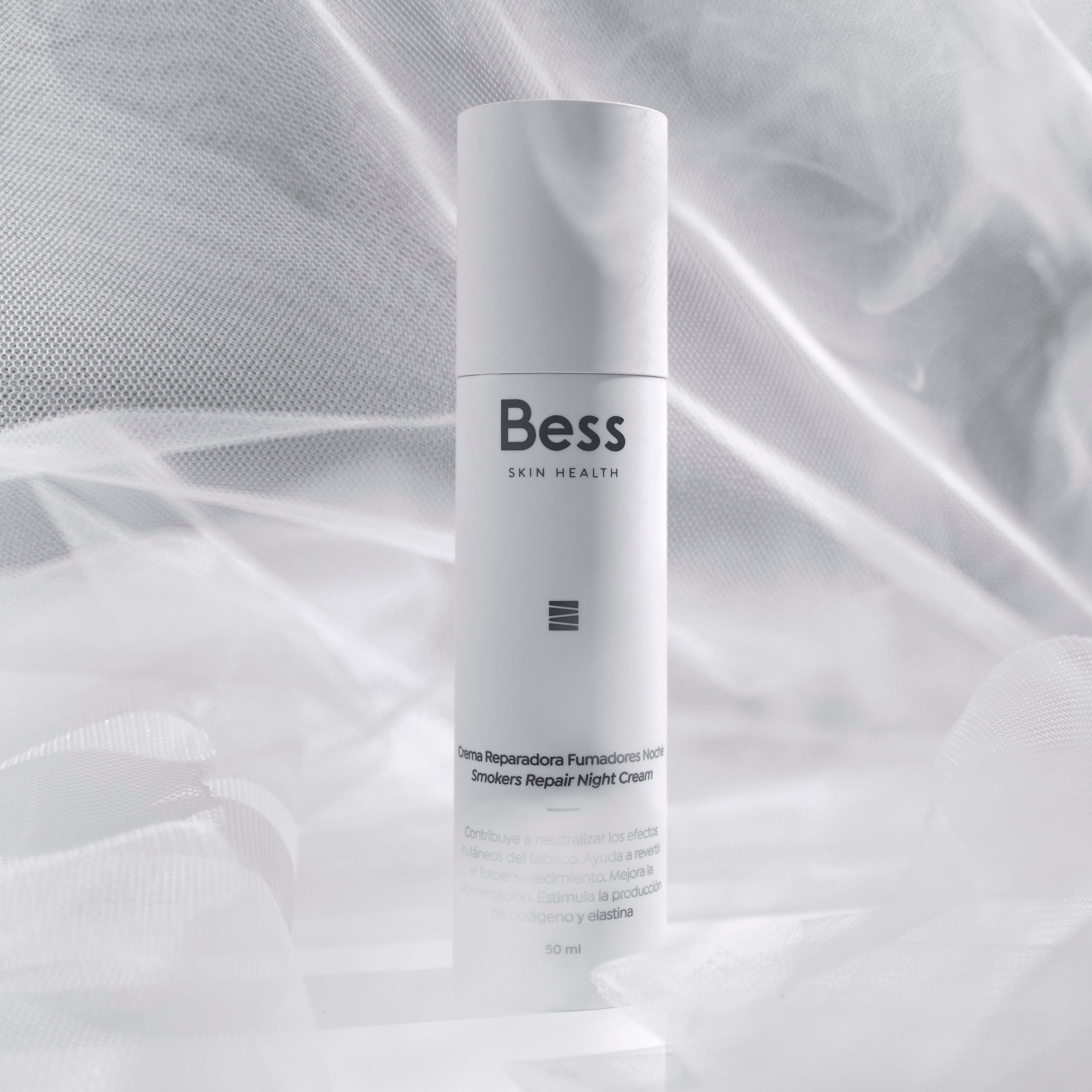 Crema reparadora de noche que contribuye a neutralizar los efectos cutáneos del tabaco. Ayuda a revertir el fotoenvejecimiento. Mejora la pigmentación. Estimula la producción de colágeno y elastina