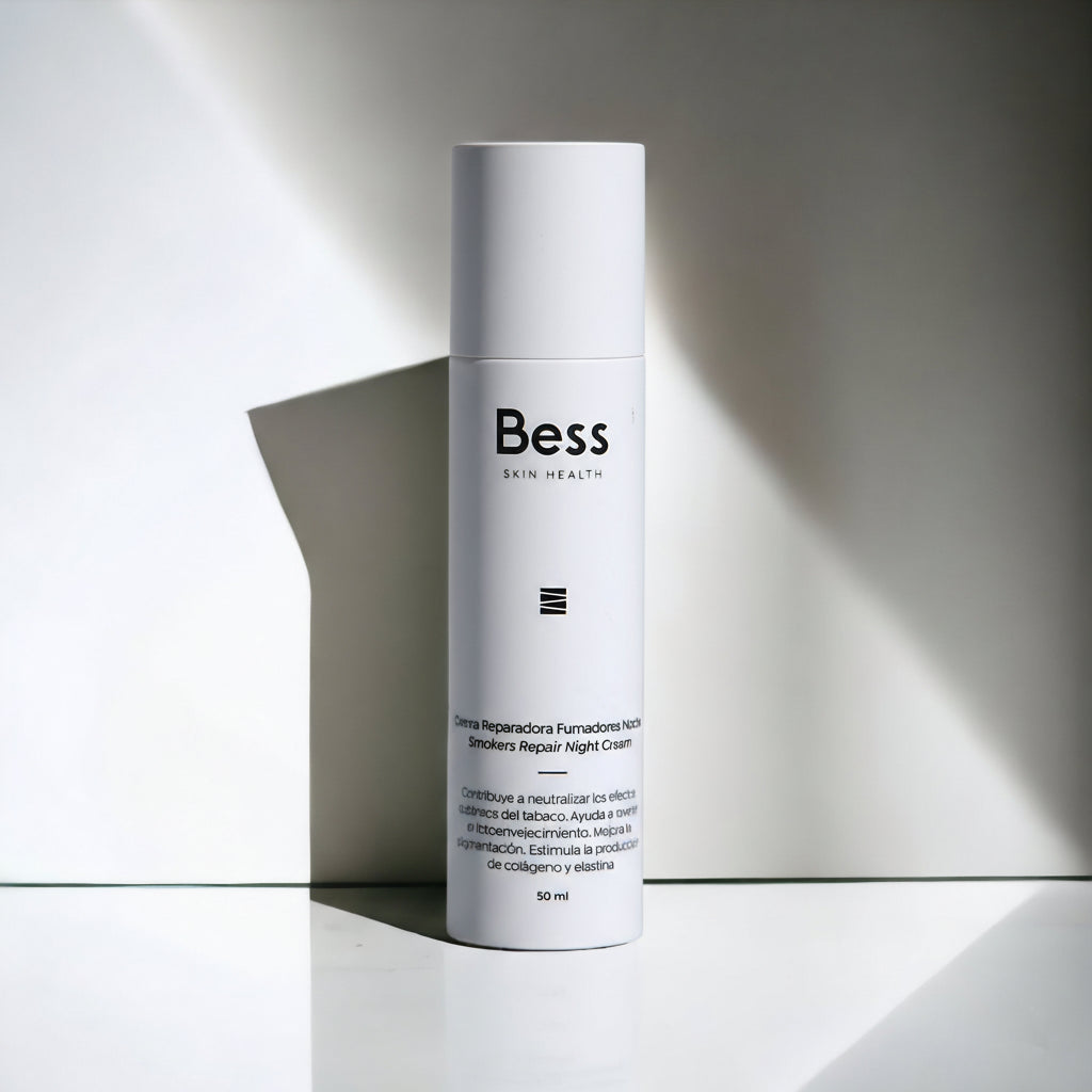 Crema reparadora de noche que contribuye a neutralizar los efectos cutáneos del tabaco. Ayuda a revertir el fotoenvejecimiento. Mejora la pigmentación. Estimula la producción de colágeno y elastina