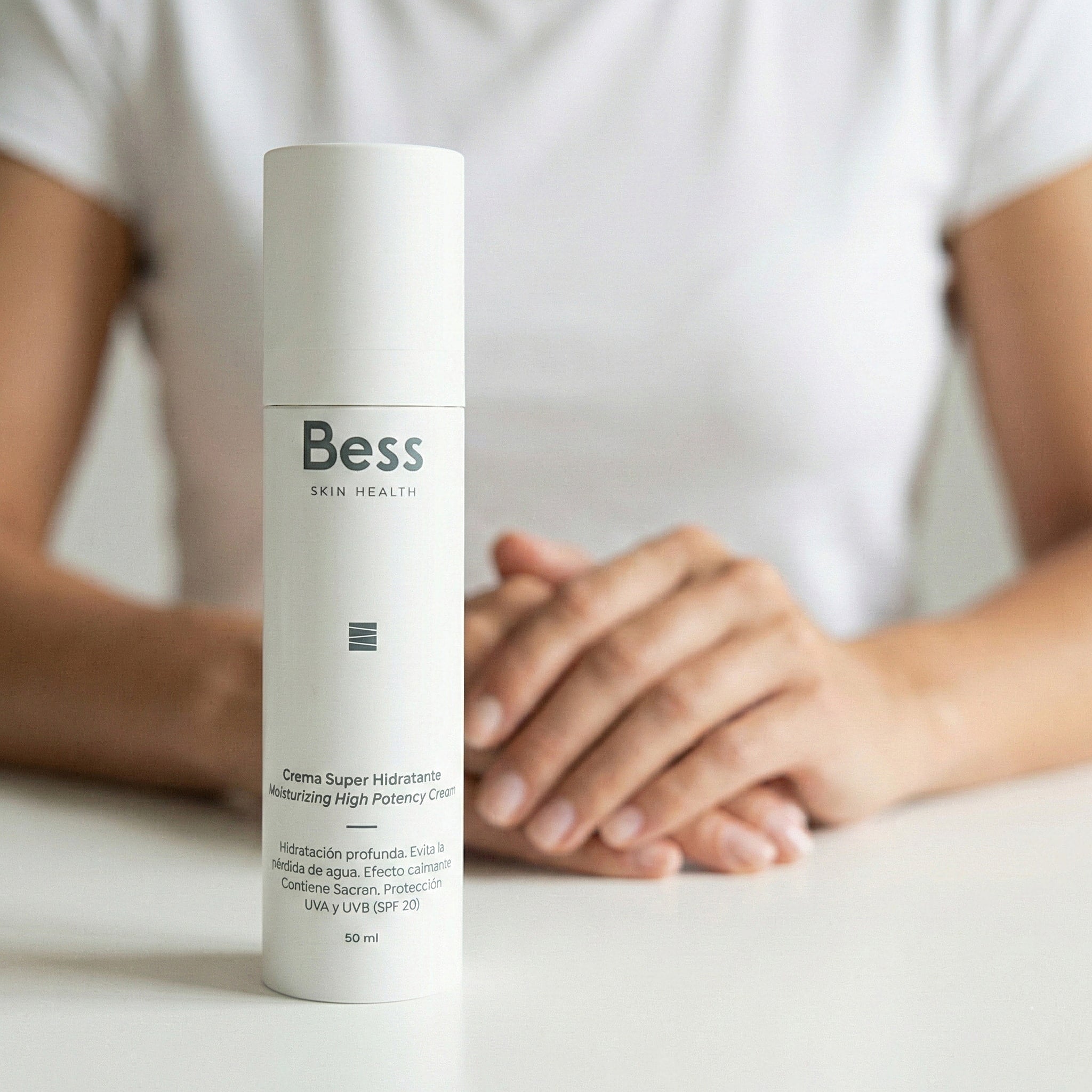 Crema superhidratante de dia que aporta una hidratación profunda en la piel, evitando la pérdida de agua. Efecto humectante, emoliente y oclusivo. Tiene protección UVB y UVA. Mantiene la salud de la piel evitando la aparición de arrugas y manchas. Contiene Sacran