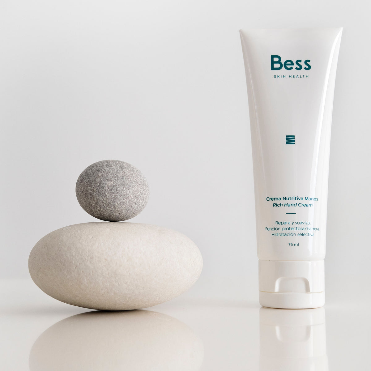 Una crema de manos que ofrece una hidratación efectiva y duradera a la vez que protege y repara las partes más dañadas de la piel de las manos, dejándola mucho más lisa y suave.