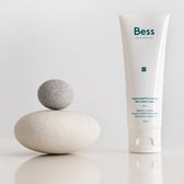 Una crema de manos que ofrece una hidratación efectiva y duradera a la vez que protege y repara las partes más dañadas de la piel de las manos, dejándola mucho más lisa y suave.
