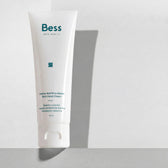 Una crema de manos que ofrece una hidratación efectiva y duradera a la vez que protege y repara las partes más dañadas de la piel de las manos, dejándola mucho más lisa y suave.