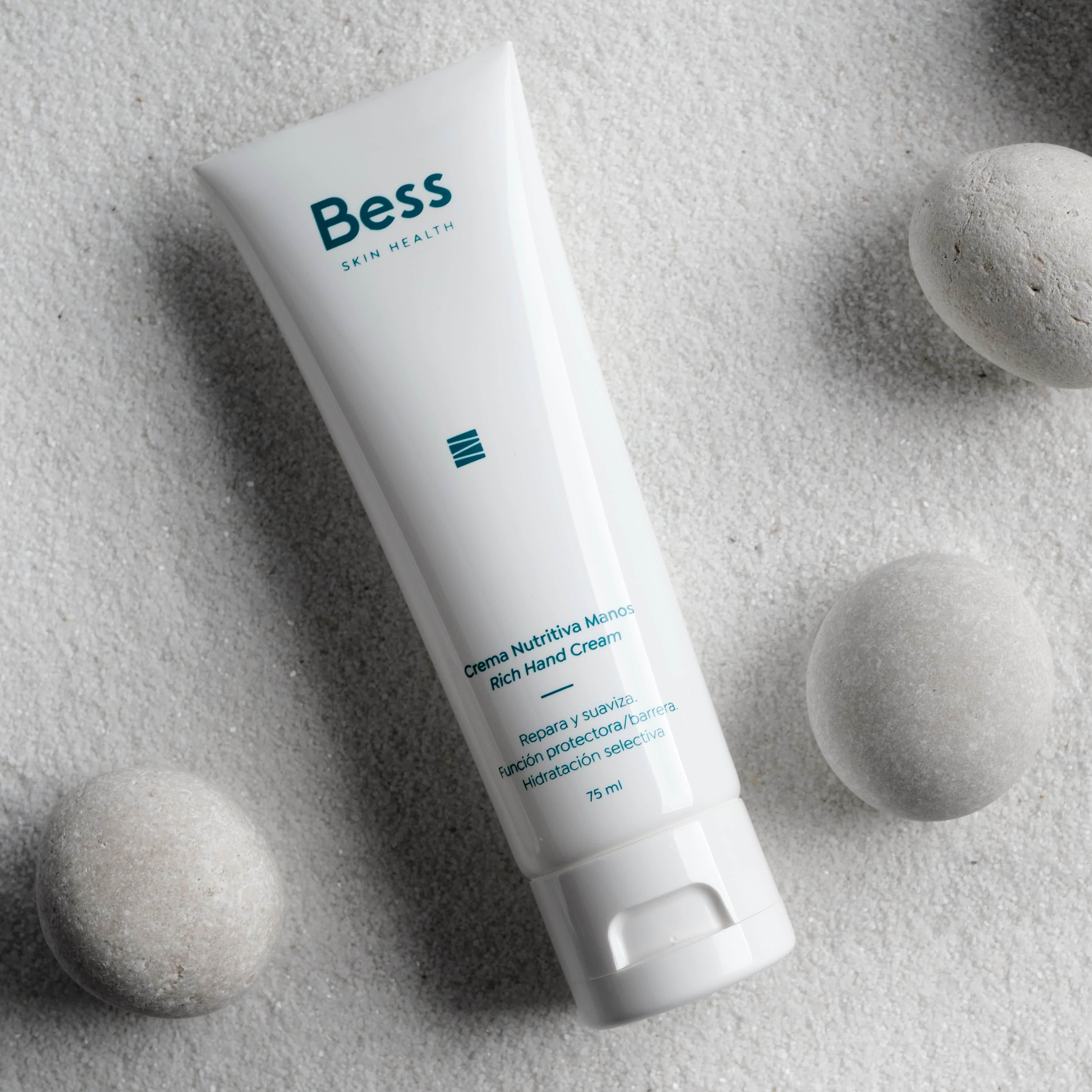 Una crema de manos que ofrece una hidratación efectiva y duradera a la vez que protege y repara las partes más dañadas de la piel de las manos, dejándola mucho más lisa y suave.