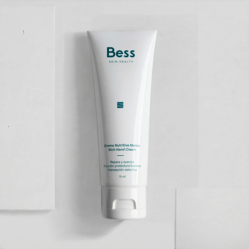Una crema de manos que ofrece una hidratación efectiva y duradera a la vez que protege y repara las partes más dañadas de la piel de las manos, dejándola mucho más lisa y suave.