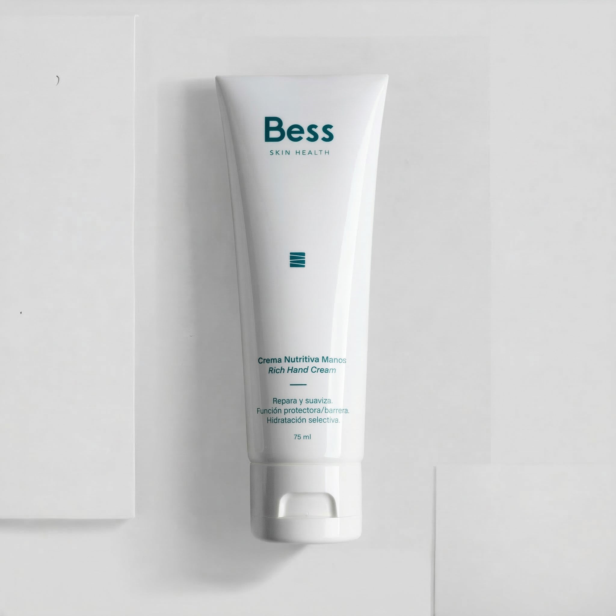 Una crema de manos que ofrece una hidratación efectiva y duradera a la vez que protege y repara las partes más dañadas de la piel de las manos, dejándola mucho más lisa y suave.