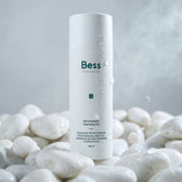 Gel limpiador que genera una fina espuma que elimina suavemente las impurezas de la piel, los restos del maquillaje y la suciedad o las partículas de polución acumuladas a lo largo del día.