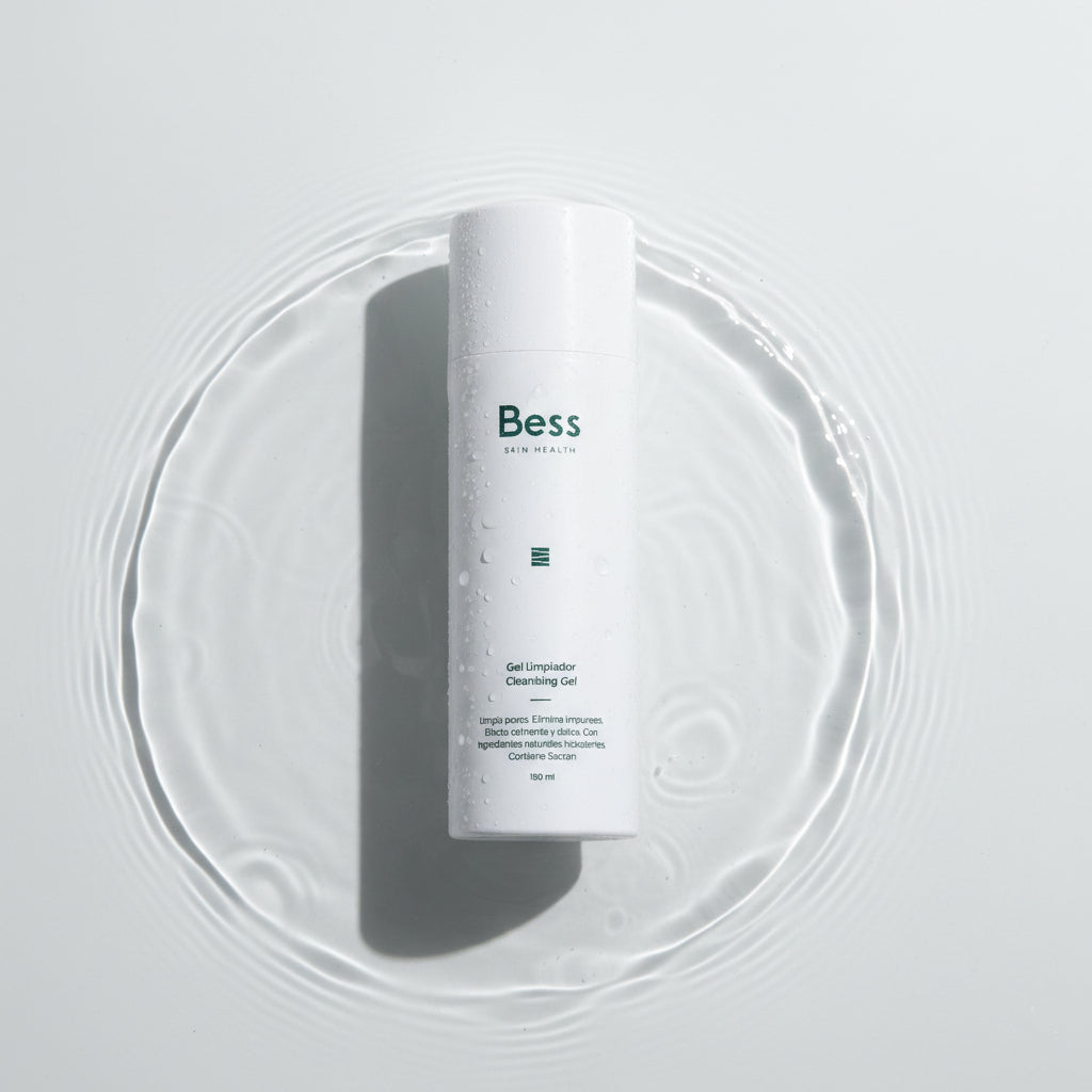 Gel limpiador que genera una fina espuma que elimina suavemente las impurezas de la piel, los restos del maquillaje y la suciedad o las partículas de polución acumuladas a lo largo del día.