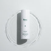 Gel limpiador que genera una fina espuma que elimina suavemente las impurezas de la piel, los restos del maquillaje y la suciedad o las partículas de polución acumuladas a lo largo del día.
