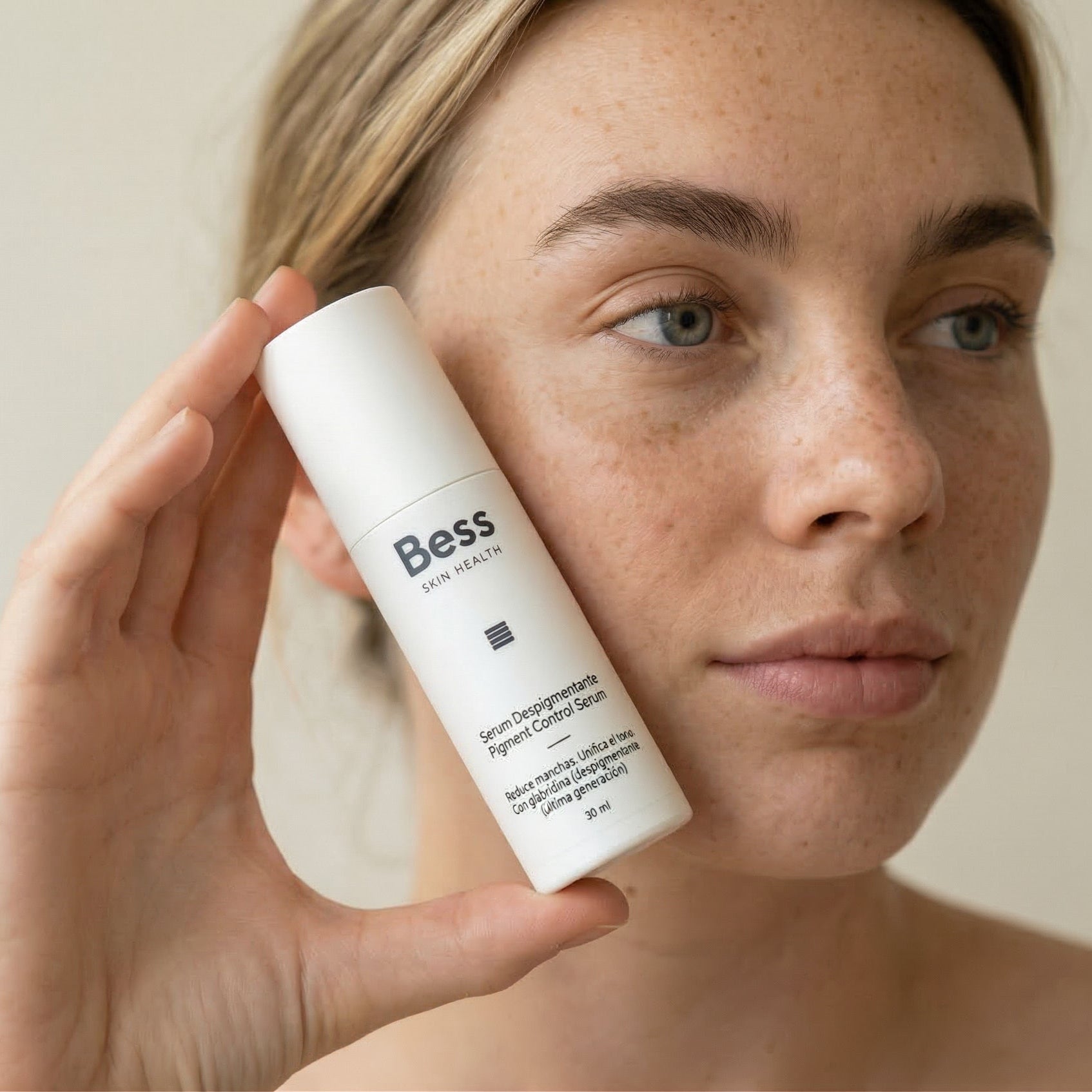 Serum despigmentante que reduce manchas y unifica el tono. Contiene ingredientes despigmentantes de última generación como la glabridina, aloesina y arbutina. 