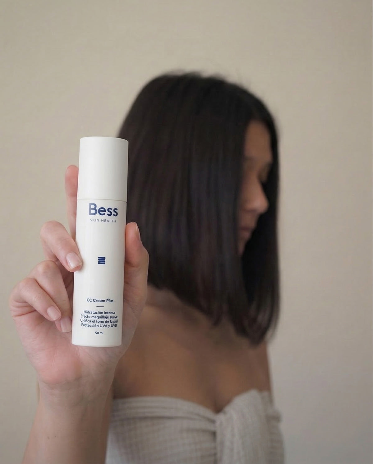 CC Cream es una crema hidratante con color, que aporta una hidratación intensa en la piel. Tiene un efecto maquillaje suave que da un color muy favorecedor a la piel. Unifica el tono y tiene protección UVA y UVB.