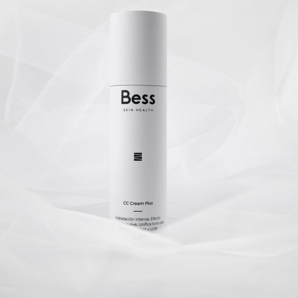CC Cream es una crema hidratante con color, que aporta una hidratación intensa en la piel. Tiene un efecto maquillaje suave que da un color muy favorecedor a la piel. Unifica el tono y tiene protección UVA y UVB.