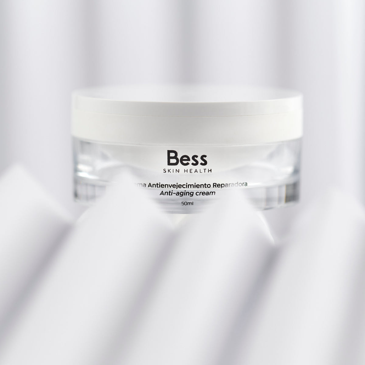 Crema de noche de Efecto Antiaging Global, con principios activos de máxima eficacia demostrada para combatir los signos de envejecimiento de las pieles más maduras.