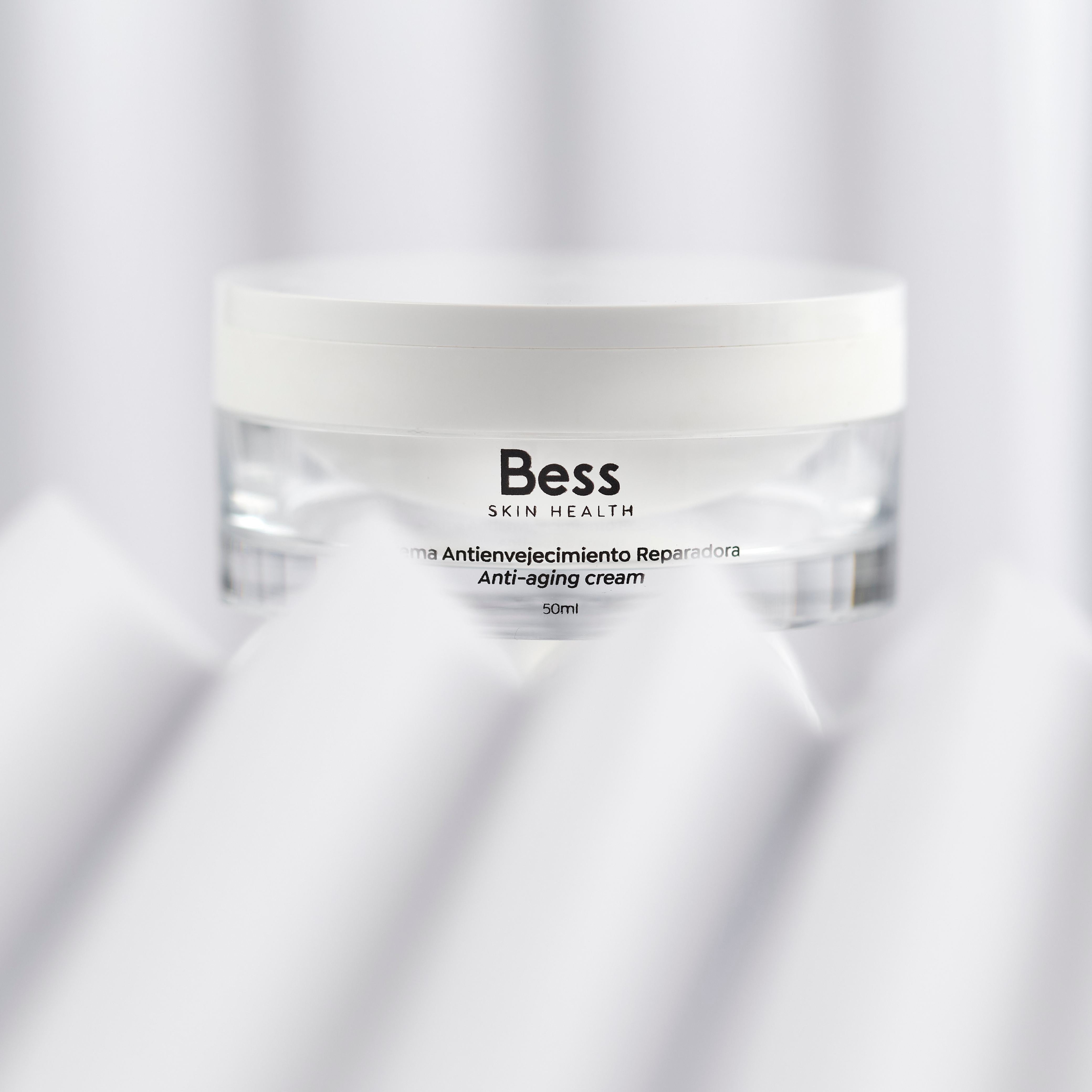 Crema de noche de Efecto Antiaging Global, con principios activos de máxima eficacia demostrada para combatir los signos de envejecimiento de las pieles más maduras.