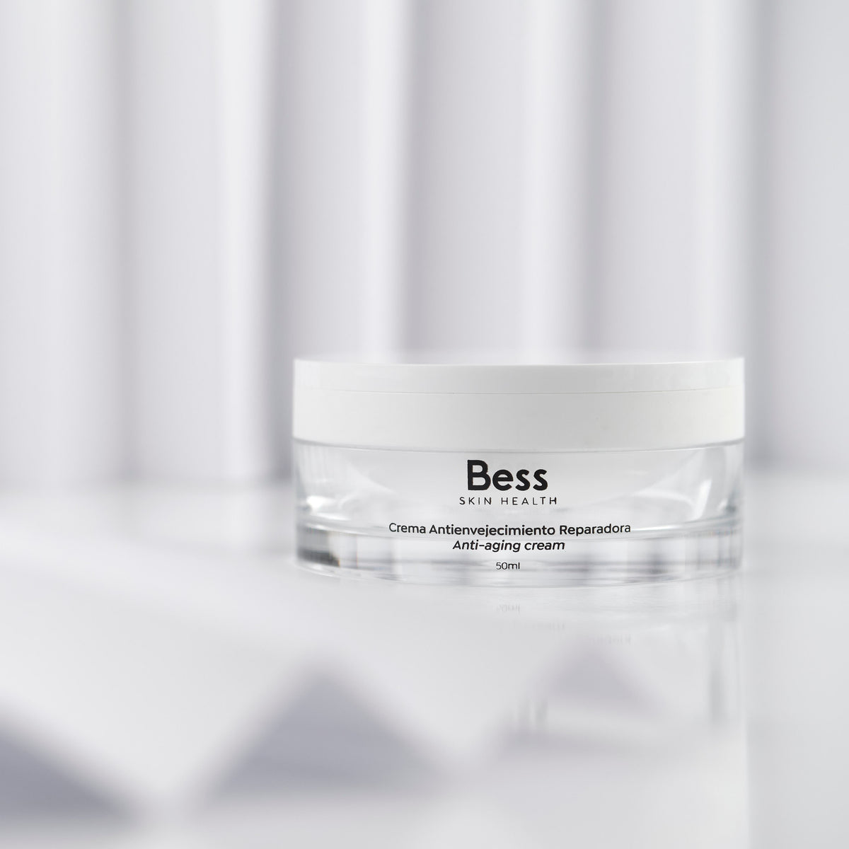 Crema de noche de Efecto Antiaging Global, con principios activos de máxima eficacia demostrada para combatir los signos de envejecimiento de las pieles más maduras.