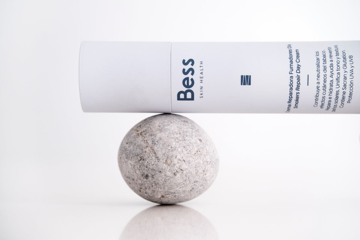 Crema de día que contribuye a neutralizar los efectos cutáneos del tabaco y la contaminación en la piel. Repara e hidrata. Ayuda a revertir daños solares. Unifica tono y textura. Protección UVA y UVB