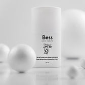 Crema superhidratante protectora para niños. Contiene ingredientes emolientes, humectantes y protectores para mantener la hidratación de la piel de los más pequeños. Protege frente  al sol al tener filtros minerales (no químicos). Muy adecuada para pieles sensibles o que sufren algún proceso inflamatorio cono una dermatitis